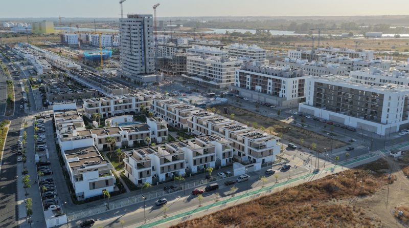 Sevilla lidera el equilibrio entre oferta y demanda inmobiliaria frente a las tensiones del mercado nacional