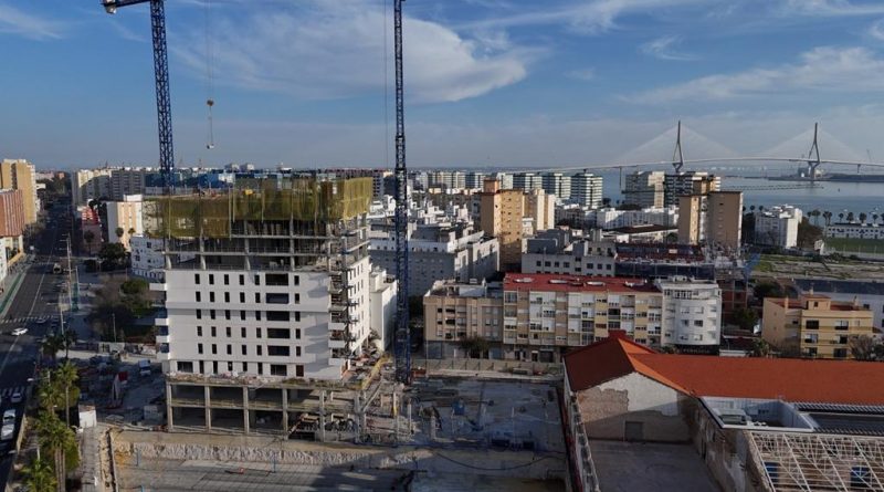 Cádiz mira hacia arriba: el rascacielos de Grupo ABU continúa creciendo sobre la ciudad