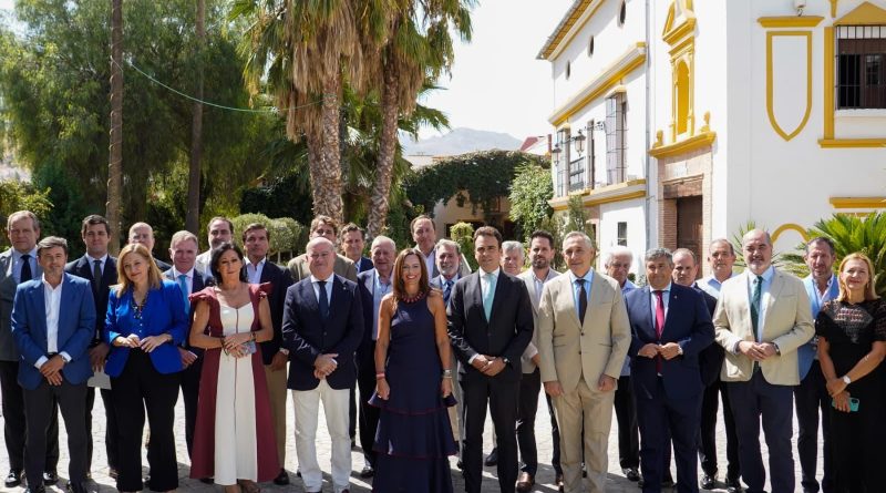 Junta y Fadeco dan continuidad a su alianza para impulsar la oferta de vivienda en Andalucía